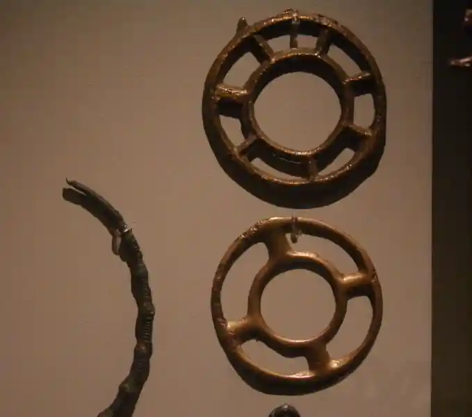 Seven-point and four-point solar discs inside circles